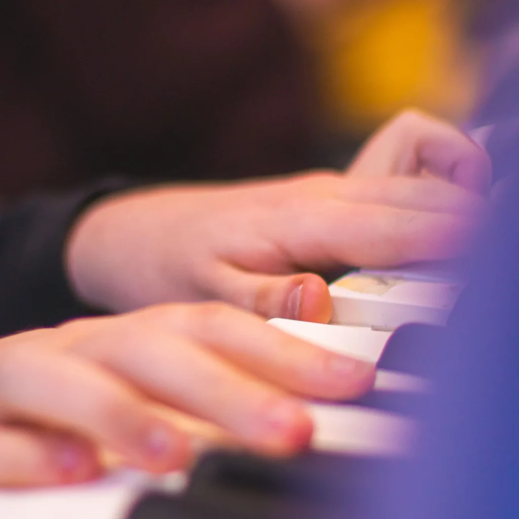 (Närbild på händer som spelar på piano. Foto: Andreas Melin)