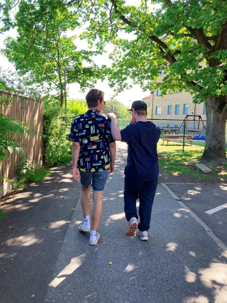 Två personer är ute och går på promenad.