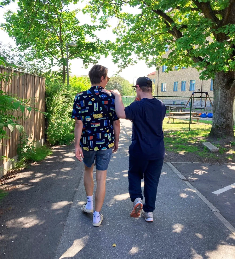 Två personer är ute och går på promenad.
